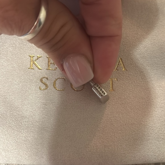 KENDRA SCOTT | JESS SMALL LOCK CHAIN NECKLACE IN SILVER - Picture 4 of 4